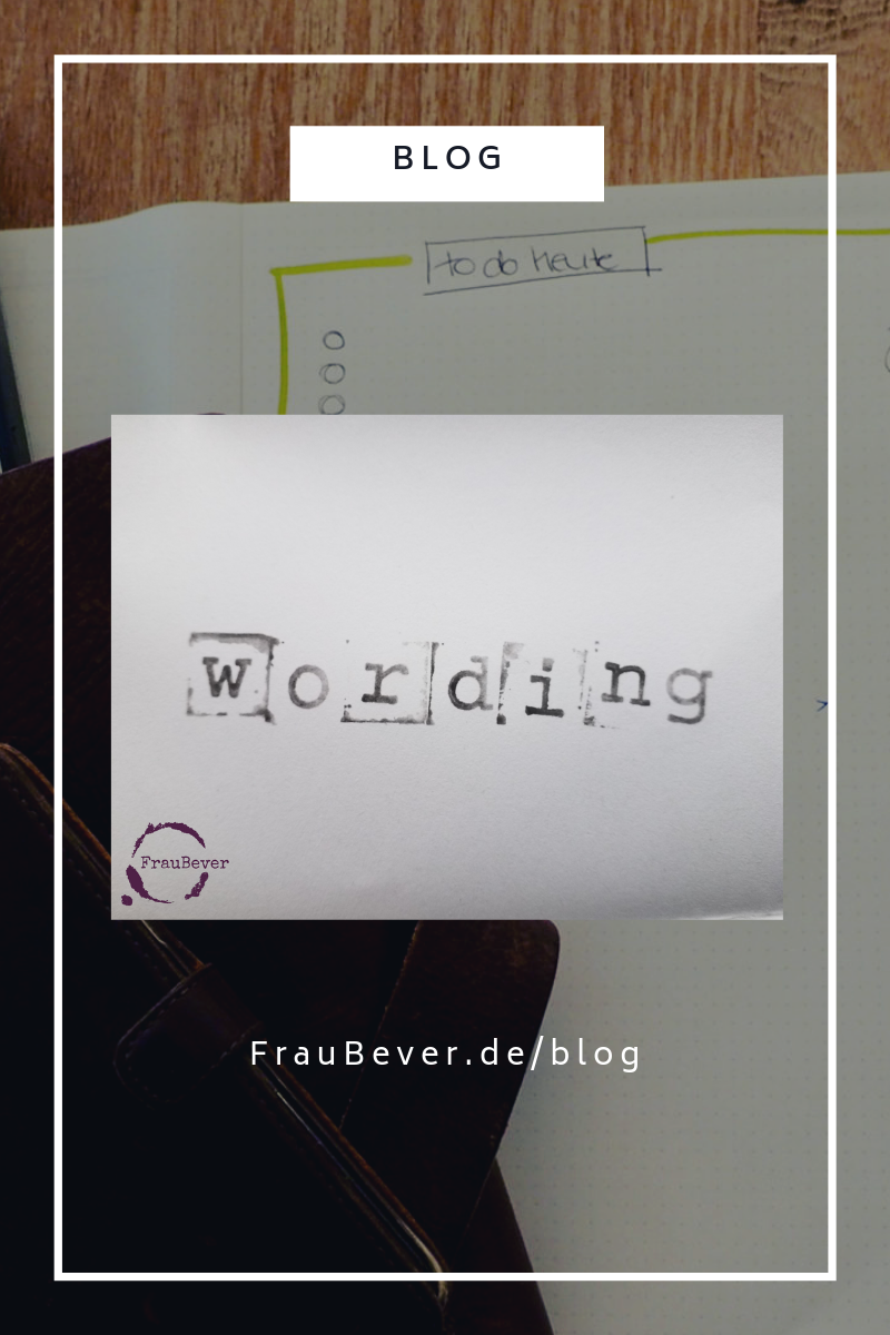 Blogbild, Hintergrund Foto mit Arbeitsmaterialien, Wort "Wording" speziell gestaltet mit Stempeltechnik