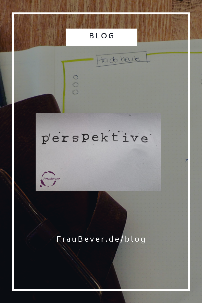 Blogbild, Hintergrund Foto mit Arbeitsmaterialien, Wort "Perspektive" speziell gestaltet mit Stempeltechnik