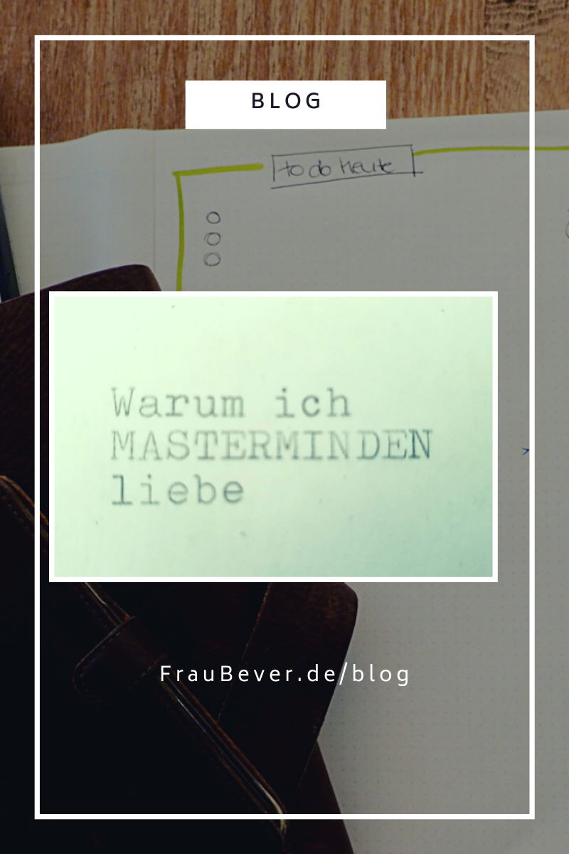 Mit Schreibmaschine getippte Überschrift "Warum ich MASTERMINDEN liebe", Hintergrund: Notizzettel und Kalender